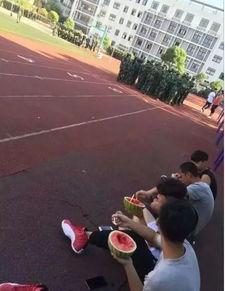 学妹军训学姐吃瓜,学姐与学妹的温馨互动