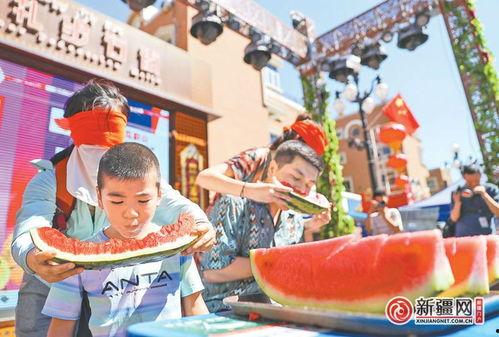 农村舞台表演吃瓜,吃瓜群众的欢乐盛宴