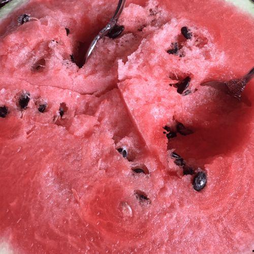 老人吃瓜有痰,老年人吃瓜痰多现象解析