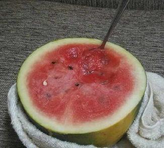 武汉老人吃瓜,瓜果飘香乐享清凉时光